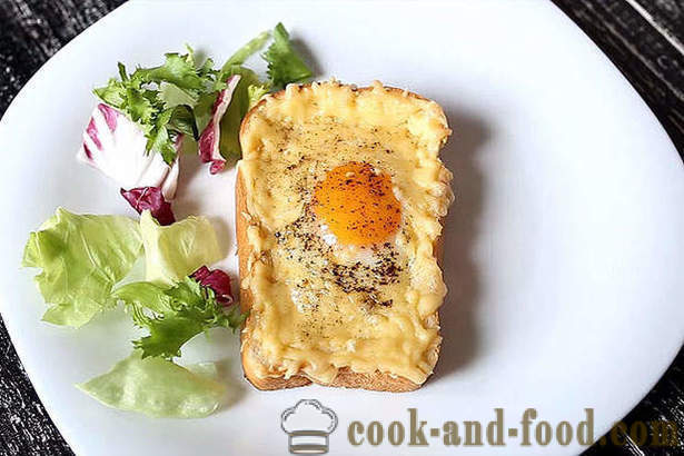 Melegszendvics tojással és sajttal a sütőben reggeli