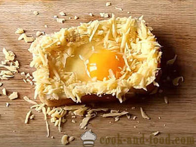 Melegszendvics tojással és sajttal a sütőben reggeli