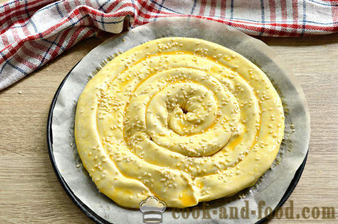 Pie Csiga a kész leveles tészta -, mint sütés egy réteg torta, a csiga sajttal és kolbász, egy lépésről lépésre recept fotók
