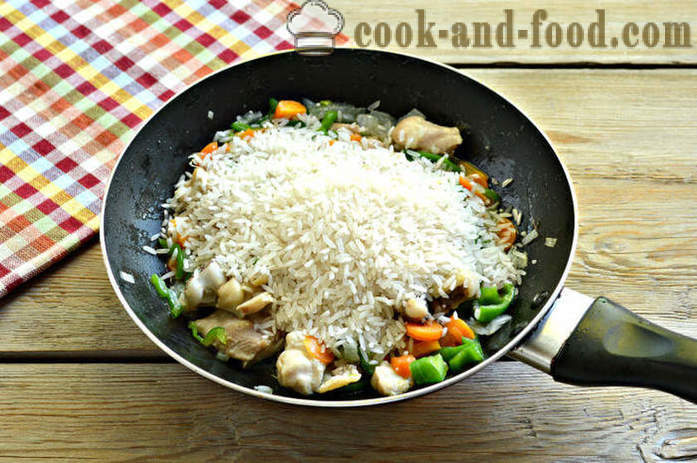 Zöldséges rizs és csirke - mindkettő ízletes csirke szakács rizst egy serpenyőben, egy lépésről lépésre recept fotók