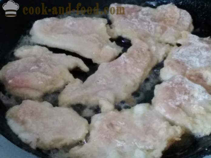 Ízletes csirke hússzeleteket egy serpenyőben - mind finom szakács hússzeleteket csirkemellet tésztát, egy lépésről lépésre recept fotók