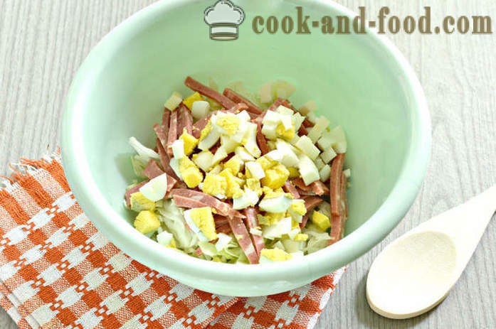 Saláta pirított kenyérkockákkal, koreai sárgarépa, kolbász - Hogyan készítsünk saláta krutonnal és majonéz, lépésről lépésre recept fotók