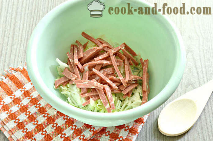 Saláta pirított kenyérkockákkal, koreai sárgarépa, kolbász - Hogyan készítsünk saláta krutonnal és majonéz, lépésről lépésre recept fotók