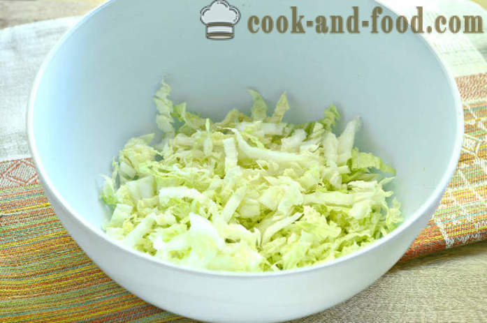 Saláta kínai kel, krutonnal és a csirke - hogyan lehet a saláta kínai kel finom, egy lépésről lépésre recept fotók