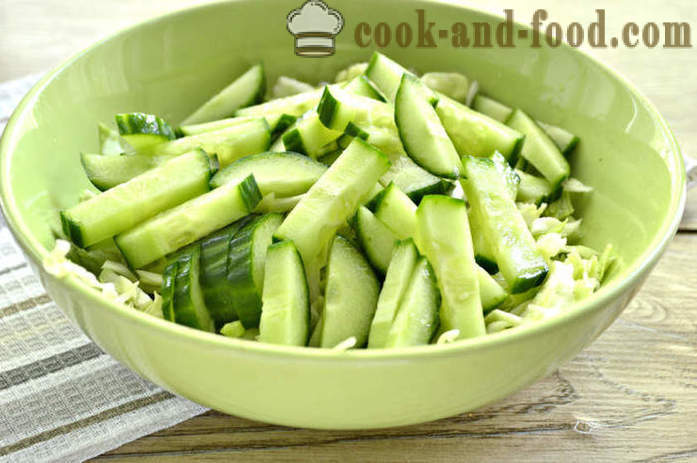 Egyszerű saláta káposzta és uborka ecettel - hogyan lehet egy finom saláta friss káposzta és uborka egy lépésről lépésre recept fotók