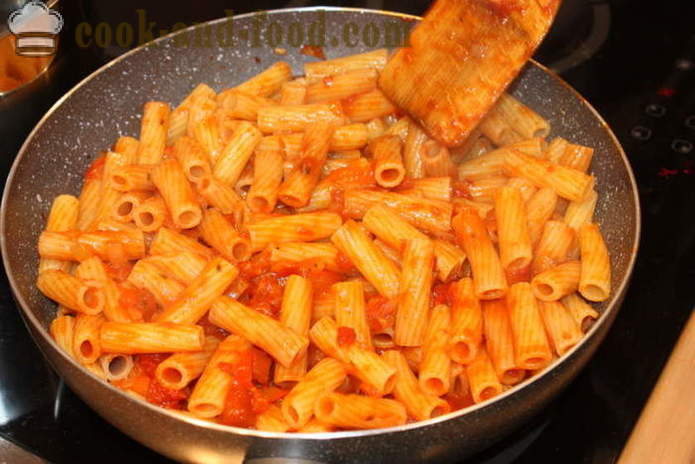 Olasz ziti étel -, mint a tészta süssük a sütőben a sajt, paradicsom és a sonka, egy lépésről lépésre recept fotók