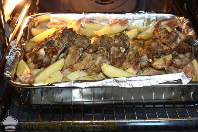 Sült sertésborda burgonyával kemencében - mint sült krumpli szalonnával, lépésről lépésre recept fotók