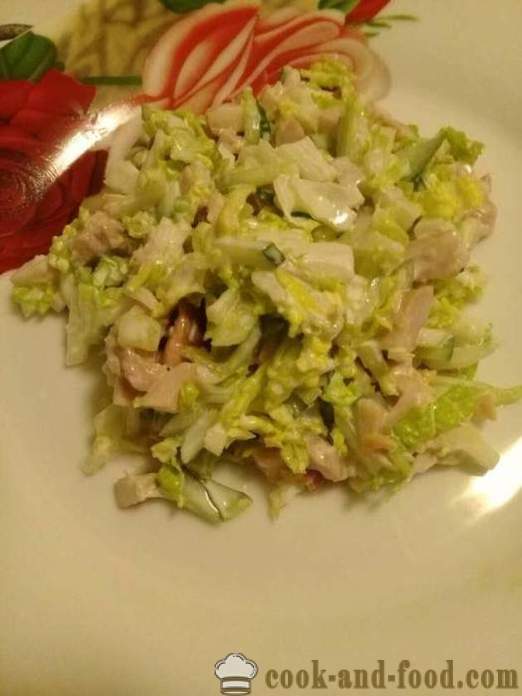 Friss saláta csirkével -, hogyan kell elkészíteni egy saláta füstölt csirke, kínai kel, uborka, egy lépésről lépésre recept fotók