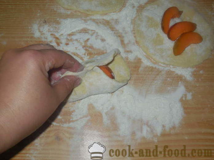 Süteményt túrós tésztát sárgabarack egy serpenyőben - hogyan lehet sütemény sárgabarack, lépésről lépésre recept fotók