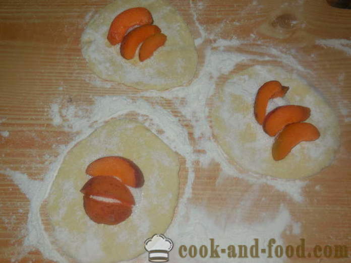 Süteményt túrós tésztát sárgabarack egy serpenyőben - hogyan lehet sütemény sárgabarack, lépésről lépésre recept fotók