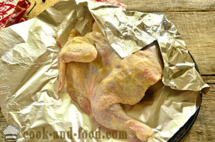 Egész csirke sült fólia a kemencében - hogyan kell főzni egy csirkét a sütőbe fólia, egy lépésről lépésre recept fotók