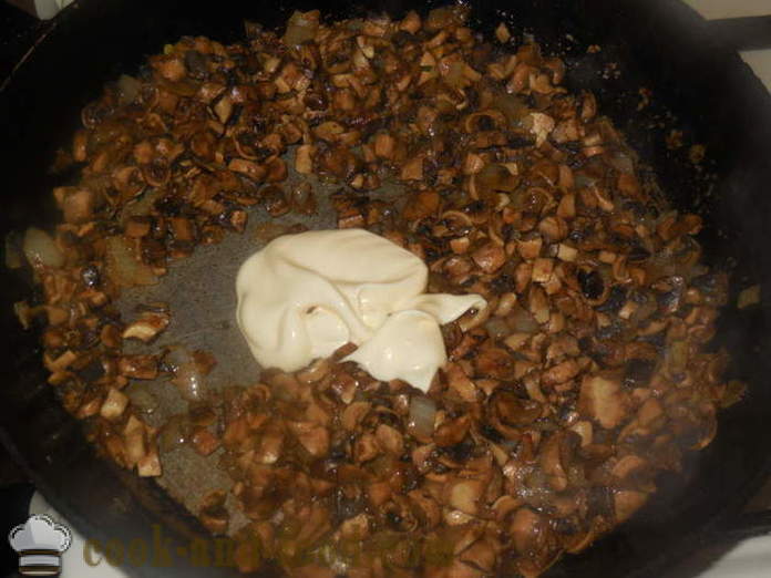Párolt gomba tejszínes mártással egy serpenyőben -, hogyan kell főzni gombát tejföl, lépésről lépésre recept fotók