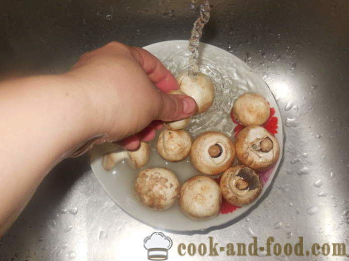 Párolt gomba tejszínes mártással egy serpenyőben -, hogyan kell főzni gombát tejföl, lépésről lépésre recept fotók