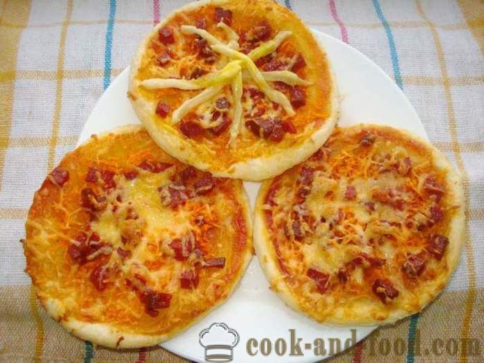 Mini pizza leveles tészta kolbásszal és sajttal - hogyan kell egy mini-pizza leveles tészta, egy lépésről lépésre recept fotók