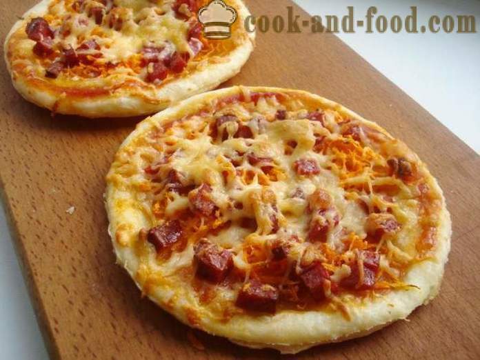 Mini pizza leveles tészta kolbásszal és sajttal - hogyan kell egy mini-pizza leveles tészta, egy lépésről lépésre recept fotók