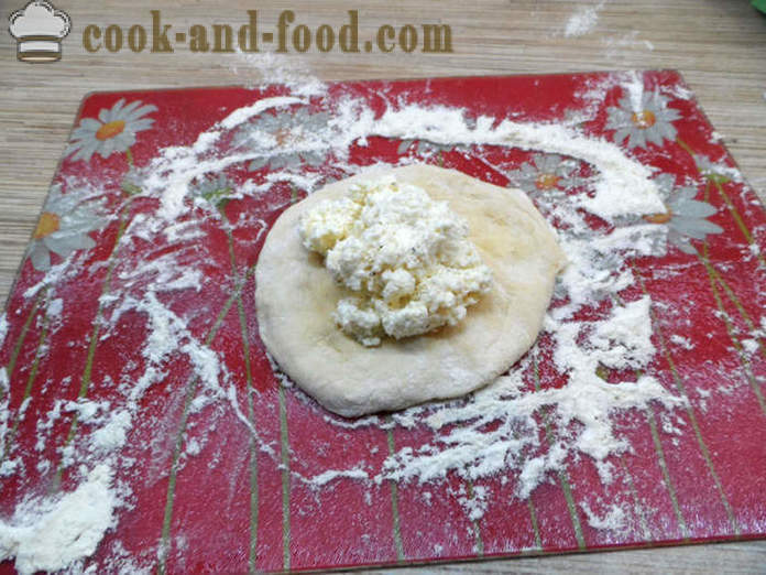 KHACHAPURI a Imereti sajt - hogyan tortilla sajttal egy serpenyő, egy lépésről lépésre recept fotók