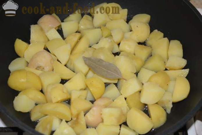 Főtt burgonyát héjában egy serpenyős - finom étel a főtt burgonyát a bőr a díszítéshez
