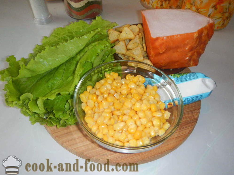 A finom saláta krutonnal és a kukorica -, hogyan kell elkészíteni a saláta krutonnal és a kukorica gyorsan, lépésről lépésre recept fotók