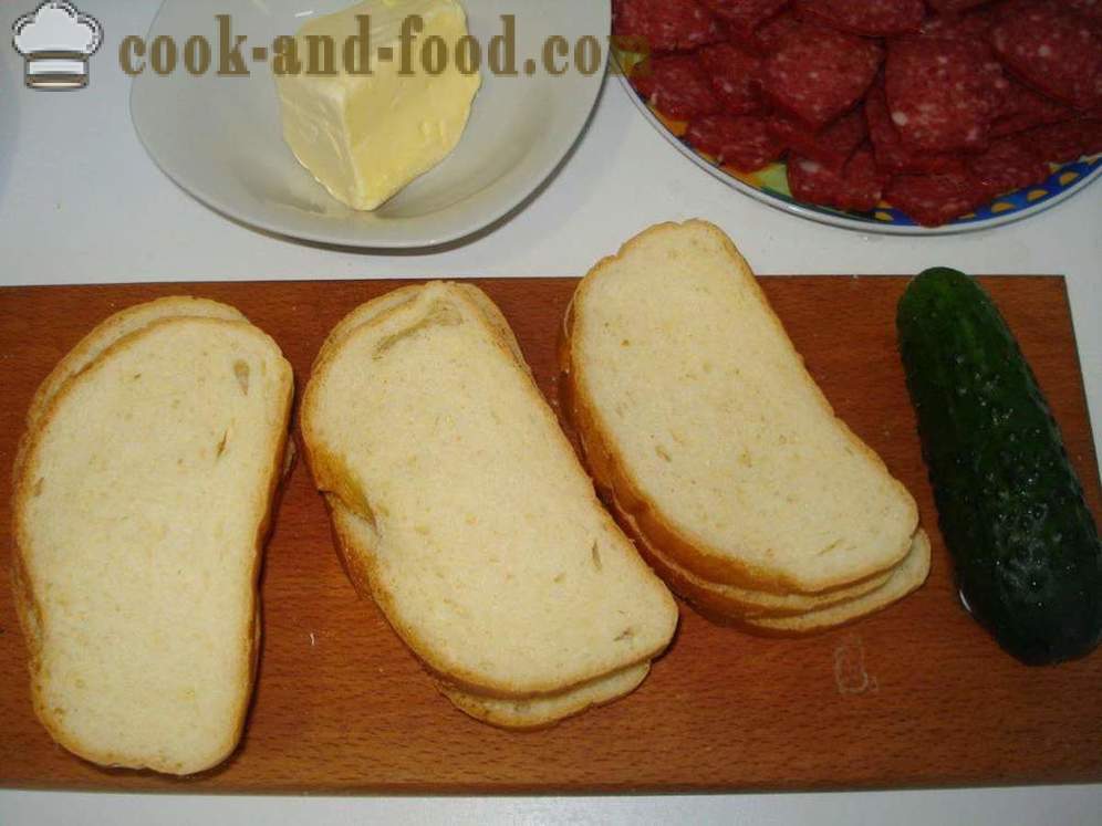 Szendvicsek kolbász, sajt, uborka - hogyan lehet egy szendvicset kolbásszal, sajttal, egy lépésről lépésre recept fotók