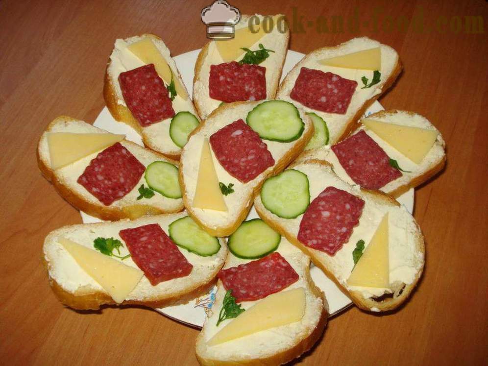 Szendvicsek kolbász, sajt, uborka - hogyan lehet egy szendvicset kolbásszal, sajttal, egy lépésről lépésre recept fotók