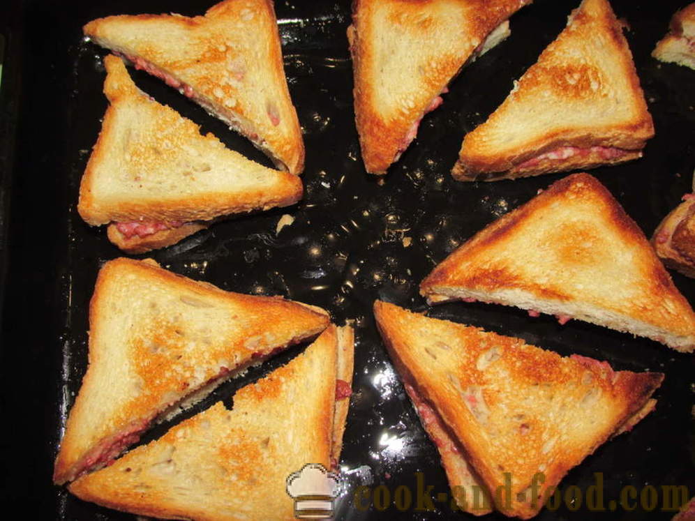 Forró szendvicsek a sütőbe kolbász és a sajt - hogyan lehet meleg szendvicsek a sütőben, a lépésről lépésre recept fotók