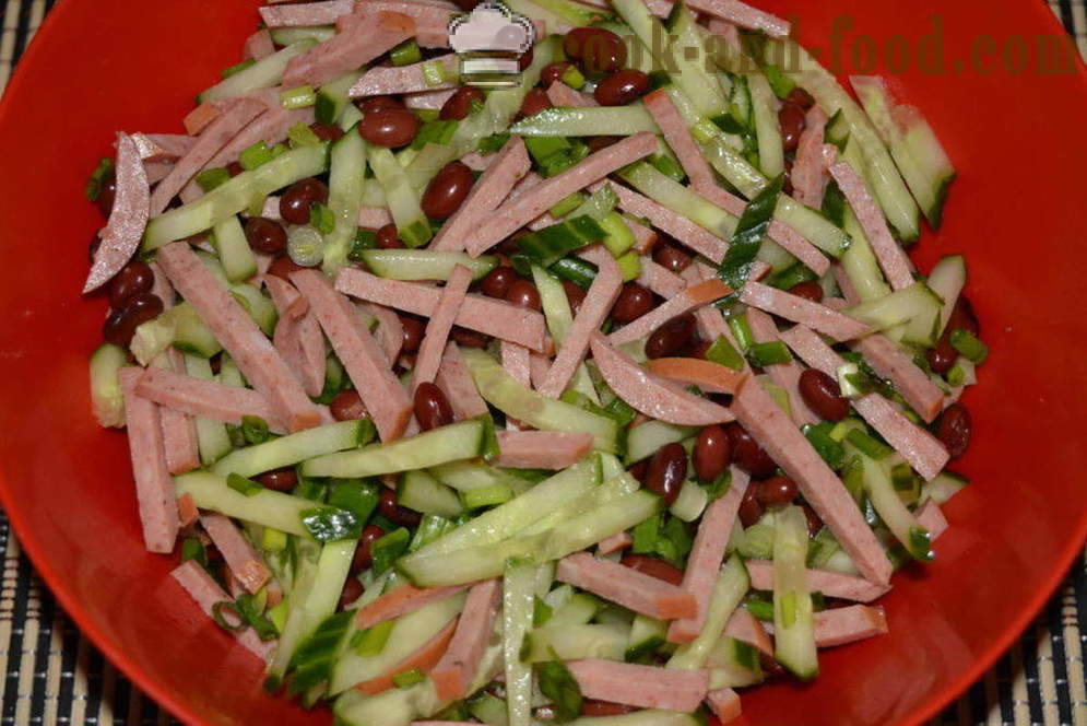 Saláta vörös bab és konzerv kolbász - Hogyan készítsünk saláta babbal és füstölt kolbásszal, lépésről lépésre recept fotók