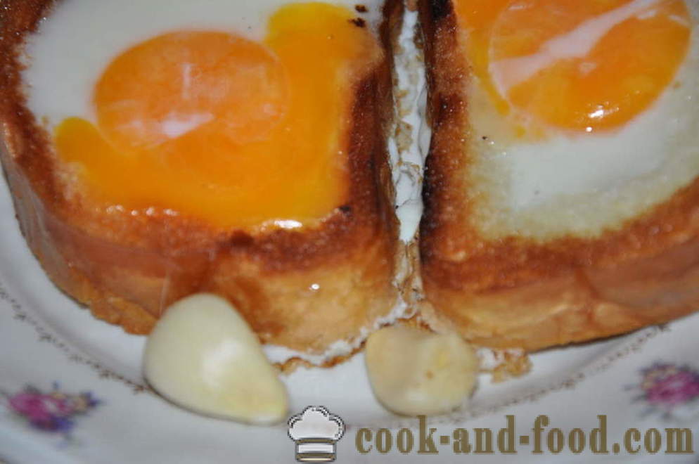 Szokatlan tojást a kenyeret a serpenyőben - hogyan lehet egy szokatlan tojást, lépésről lépésre recept fotók