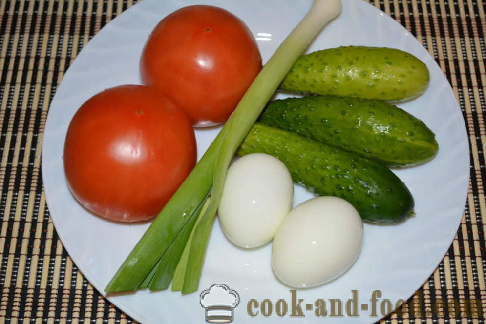 Egyszerű saláta friss paradicsomot és uborkát tojással és póréhagymával - hogyan kell főzni saláta majonéz, lépésről lépésre recept fotók