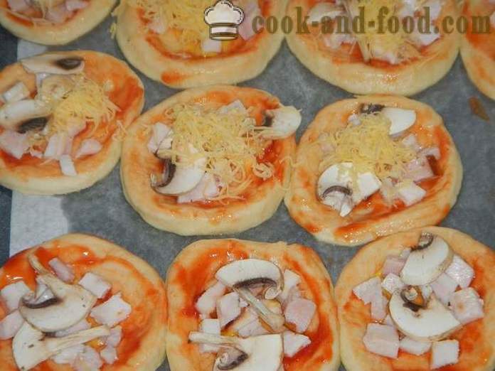 Mini pizzák tésztát a sütőben - hogyan lehet egy mini-pizza otthon, lépésről lépésre recept fotók