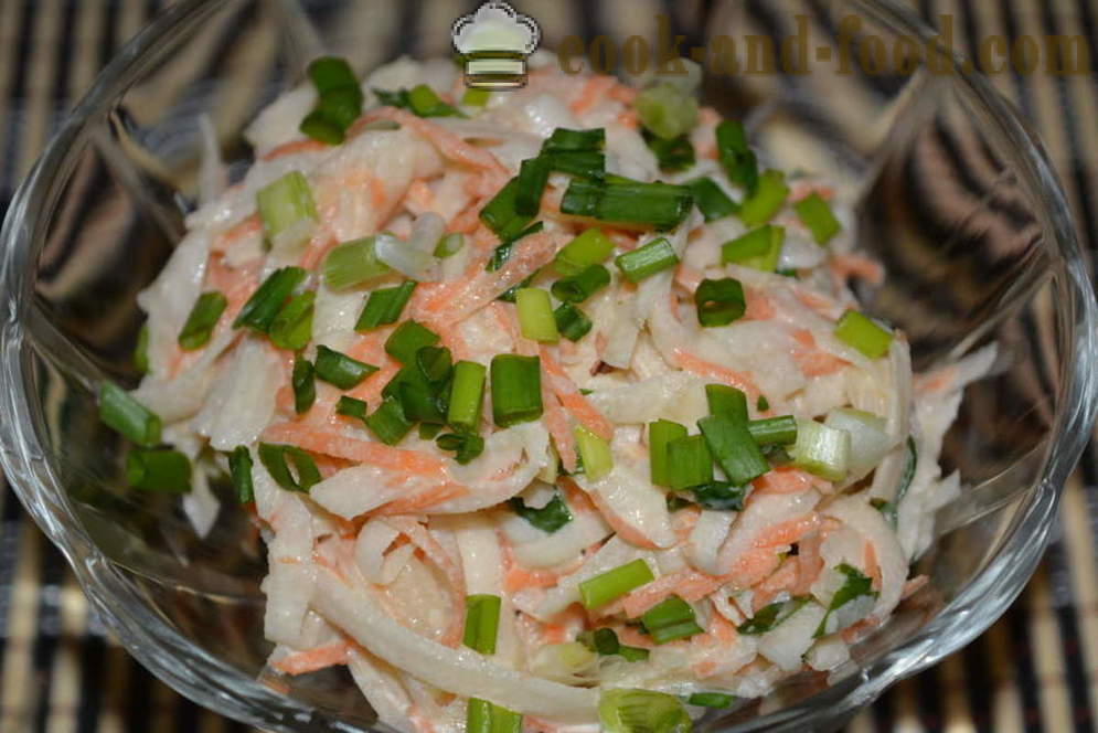Ízletes saláta articsóka és a sárgarépa és a zöld hagymát -, hogyan kell elkészíteni egy salátát az articsóka és a sárgarépa recept egy fotó