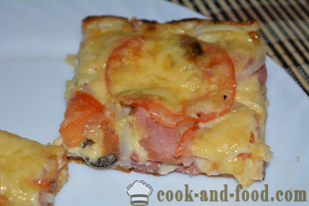 Gyors pizza tejfölös majonézmártással kolbásszal és gombával - hogyan kell főzni egy pizza otthon a sütőben, a lépésről lépésre recept fotók