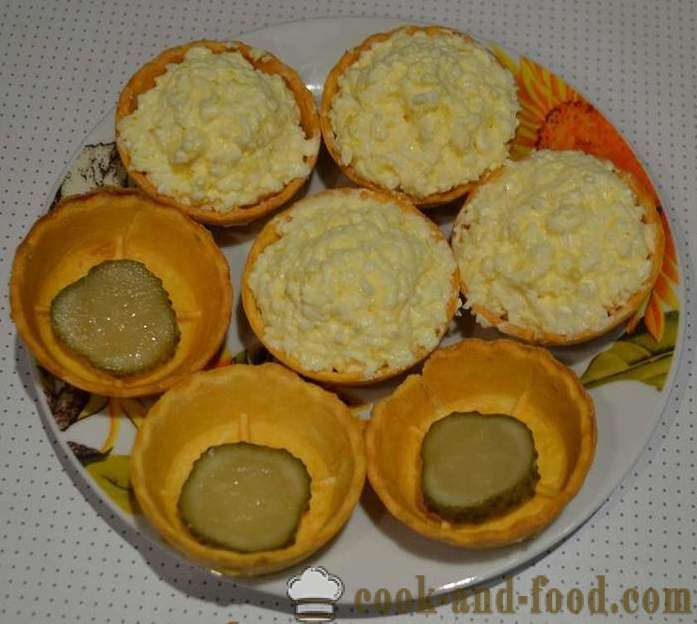 Finom üdülési tartlets sajttal és tojással - egy egyszerű recept a töltési és szépen berendezett snack tartlet képpel