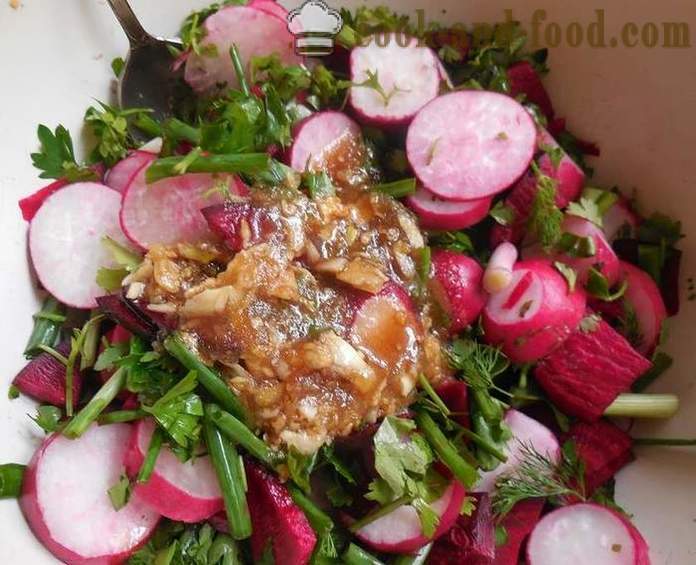 Ecetes retek céklát és a zöld hagymát - finom saláta retek - a recept egy fotó
