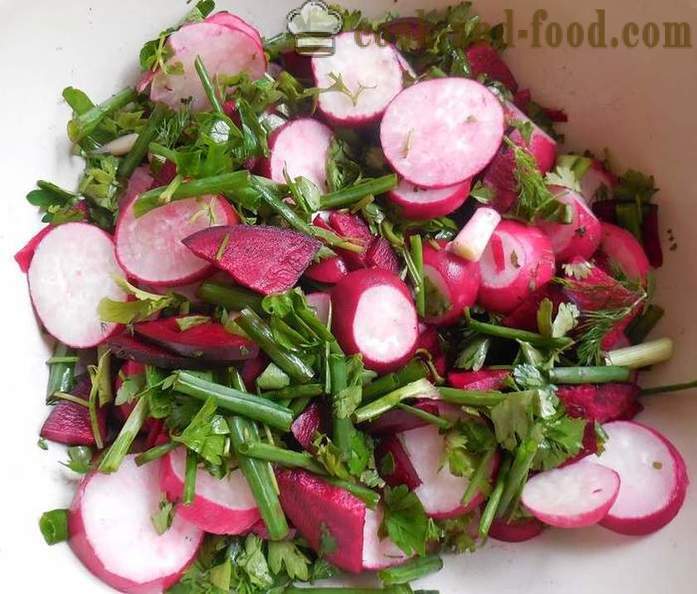 Ecetes retek céklát és a zöld hagymát - finom saláta retek - a recept egy fotó