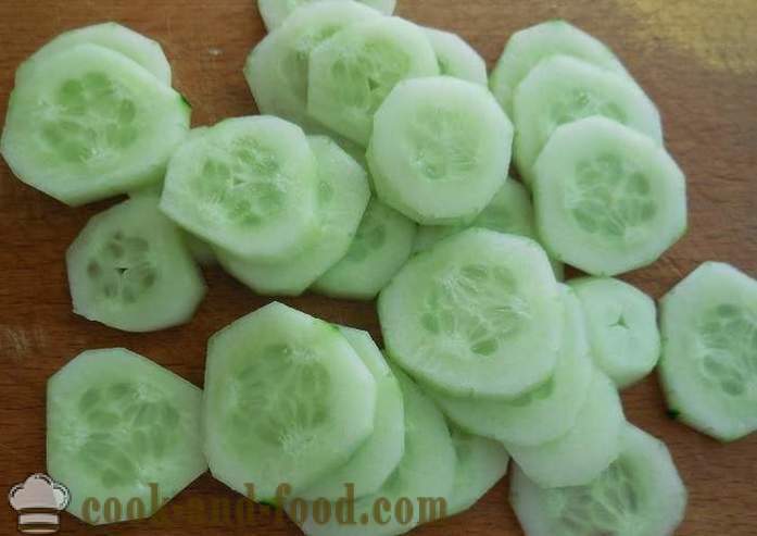 Finom saláta fiatal káposzta és uborka ecettel és napraforgó olaj - lépésről lépésre recept fotók