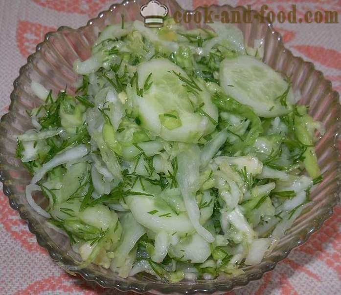 Finom saláta fiatal káposzta és uborka ecettel és napraforgó olaj - lépésről lépésre recept fotók