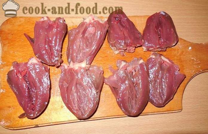 Hússzeleteket a szív egy serpenyőben -, hogyan kell főzni a pulyka szívek hússzeleteket tésztát, egy lépésről lépésre recept fotókkal.