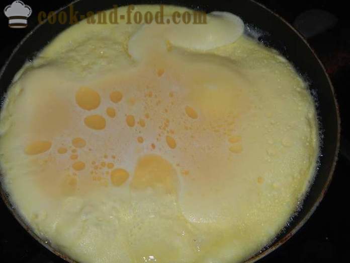 Finom levegő omlett tejfölös egy serpenyőben -, hogyan kell főzni rántotta sajt, egy recept lépésről lépésre fotókkal.
