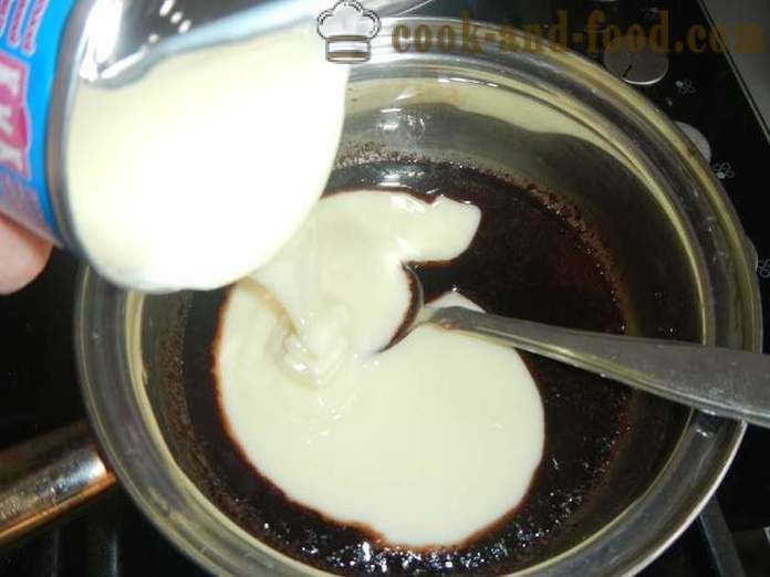 Házi csokoládé kolbász keksz sűrített tejjel és dió, tojás mentes - lépésről lépésre recept a csokoládé szalámi, fényképpel.